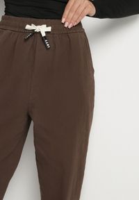Born2be - Brązowe Spodnie Bawełniane w Stylu Mom Fit ze Sznurkiem Adenelle. Okazja: na co dzień. Kolor: brązowy. Materiał: bawełna. Styl: casual #3