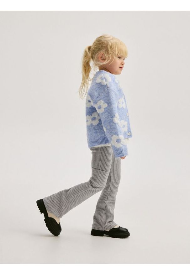 Reserved - Spodnie flare z kieszeniami cargo - jasnoszary. Kolor: szary. Materiał: wiskoza, dzianina