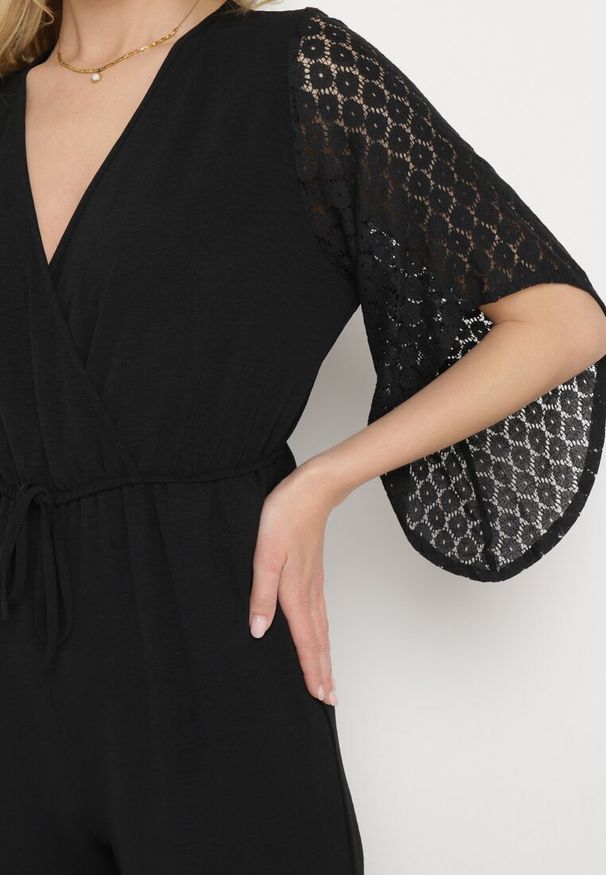 Born2be - Czarny Kombinezon z Szerokimi Nogawkami z Koronką w Stylu Boho Menniza. Okazja: na co dzień. Kolor: czarny. Materiał: koronka. Długość: długie. Wzór: koronka. Styl: boho
