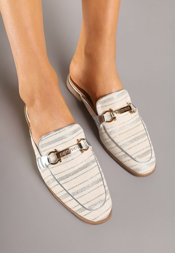 Renee - Beżowo-Srebrne Płaskie Klapki Mules z Metaliczną Nicią i Klamrą Tatirielis. Okazja: na co dzień. Kolor: beżowy. Wzór: kwiaty. Sezon: wiosna, lato. Obcas: na obcasie. Styl: elegancki, casual