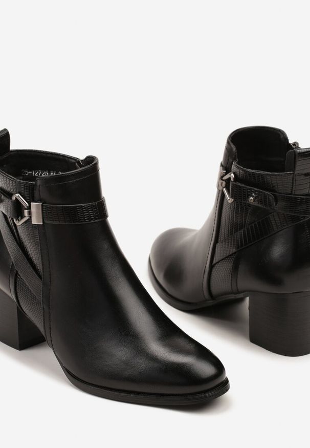 Born2be - Czarne Botki na Słupku z Metaliczną Aplikacją przy Cholewce Tulianis. Okazja: na co dzień. Kolor: czarny. Materiał: jeans. Szerokość cholewki: normalna. Wzór: aplikacja. Obcas: na słupku. Styl: casual, elegancki. Wysokość obcasa: średni