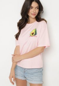 Born2be - Różowy T-shirt z Bawełną i Motywem Awokado Addixa. Okazja: na co dzień. Kolor: różowy. Materiał: bawełna. Styl: klasyczny, casual