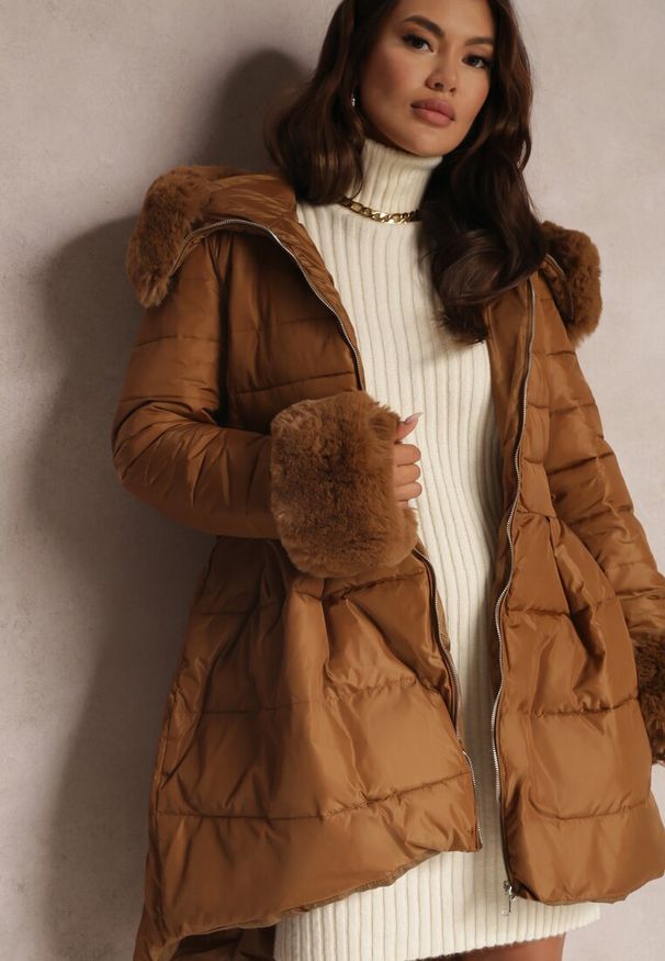 Renee - Brązowa Kurtka Pikowana z Futerkiem Pasilinai. Kolor: brązowy. Materiał: futro. Długość rękawa: długi rękaw. Długość: długie. Sezon: zima, jesień