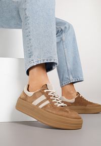 Born2be - Brązowe Zamszowe Sneakersy na Grubej Podeszwie z Paskami i Skórzaną Wkładką Felenne. Okazja: na co dzień. Zapięcie: pasek. Kolor: brązowy. Materiał: zamsz, skóra. Wzór: paski