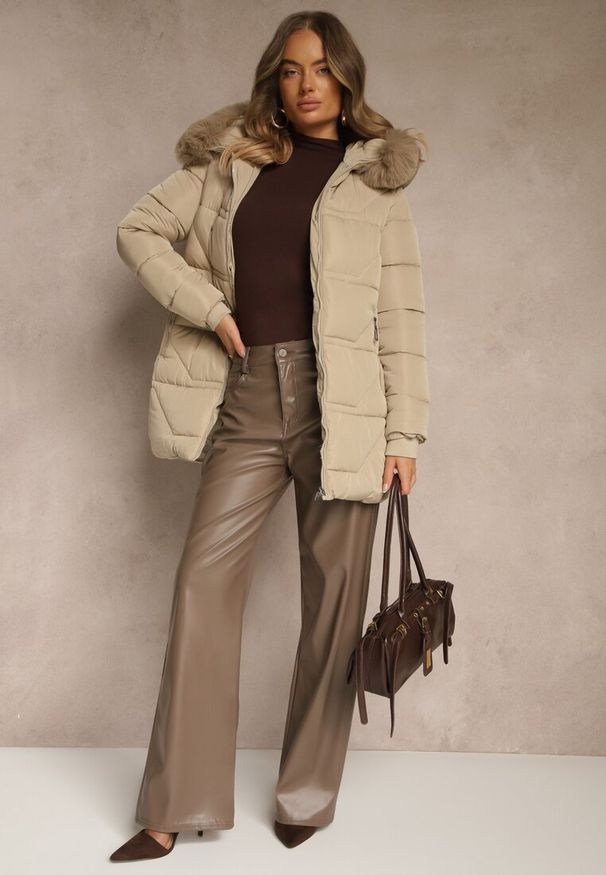 Renee - Ciemnobeżowa Kurtka z Pikowanymi Przeszyciami i Kapturem z Futrem Anindrie. Okazja: na co dzień, na spacer. Typ kołnierza: kaptur. Kolor: beżowy. Materiał: futro. Styl: casual