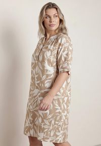 Born2be - Jasnobeżowa Pudełkowa Sukienka z Wiskozy w Roślinny Wzór z Guzikami przy Dekolcie Acosia. Okazja: na co dzień. Kolekcja: plus size. Kolor: beżowy. Materiał: wiskoza. Typ sukienki: proste, dla puszystych. Styl: elegancki, casual, klasyczny #6