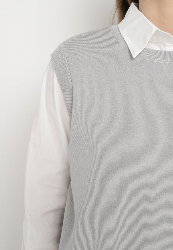 Born2be - Szara Kamizelka z Prążkowanej Dzianiny z Klasyczną Koszulą Verisande. Okazja: na co dzień. Kolor: szary. Materiał: dzianina, prążkowany. Styl: klasyczny