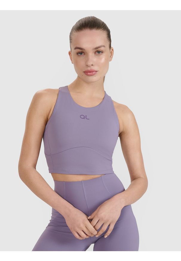 4f - 4F Crop top treningowy z wycięciem na plecach 4F x Anna Lewandowska - fioletowy XL. Kolor: fioletowy. Materiał: guma, tkanina, dzianina, materiał, syntetyk, włókno, elastan. Wzór: gładki, ze splotem. Sport: fitness, joga i pilates