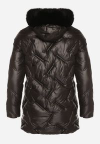 Born2be - Czarna Pikowana Kurtka z Kapturem z Odpinanym Futerkiem Sevea. Okazja: na spacer. Typ kołnierza: kaptur. Kolekcja: plus size. Kolor: czarny. Materiał: futro. Styl: klasyczny, sportowy #7