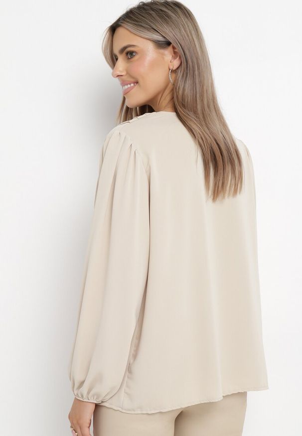 Born2be - Beżowa Bluzka z Dekoracyjną Marszczoną Zakładką z Przodu Tisani. Kolor: beżowy. Styl: elegancki
