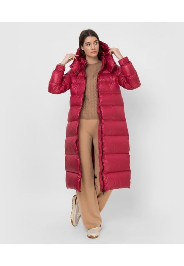 TwinSet - Czerwona długa kurtka zimowa Twinset. Kolor: czerwony. Materiał: poliester, puch. Długość rękawa: długi rękaw. Długość: długie. Sezon: zima