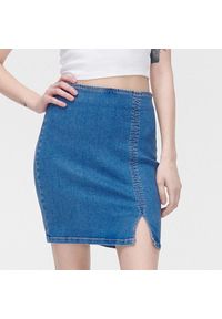 Cropp - Jeansowa spódnica mini z rozcięciem - Niebieski. Kolor: niebieski. Materiał: jeans. Długość: krótkie #1