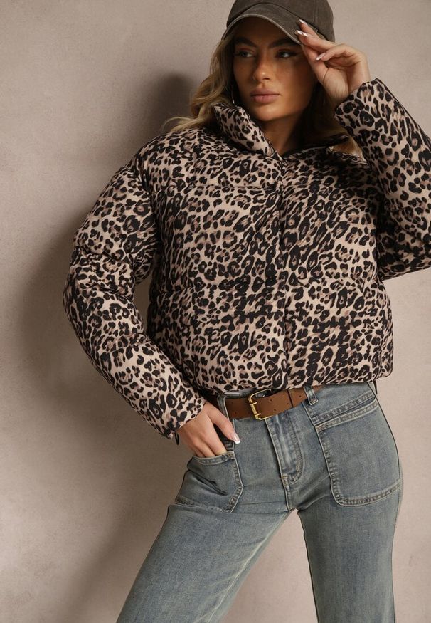 Renee - Brązowa Panterkowa Kurtka Pikowana o Krótkim Kroju ze Ściągaczami Ivilda. Okazja: na co dzień. Kolor: brązowy. Materiał: jeans. Długość: krótkie. Wzór: motyw zwierzęcy. Sezon: wiosna. Styl: casual, wizytowy