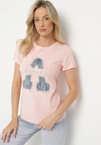 Born2be - Różowy Bawełniany T-shirt Ozdobiony Napisem i Cyrkoniami Isnorea. Okazja: na co dzień. Kolor: różowy. Materiał: bawełna. Wzór: aplikacja, napisy. Styl: glamour, casual