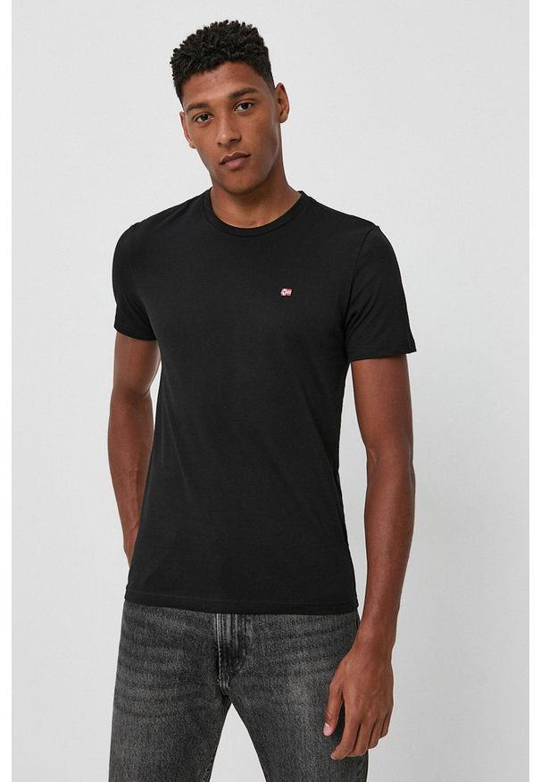 Napapijri - T-shirt bawełniany. Okazja: na co dzień. Kolor: czarny. Materiał: bawełna. Wzór: gładki, aplikacja. Styl: casual