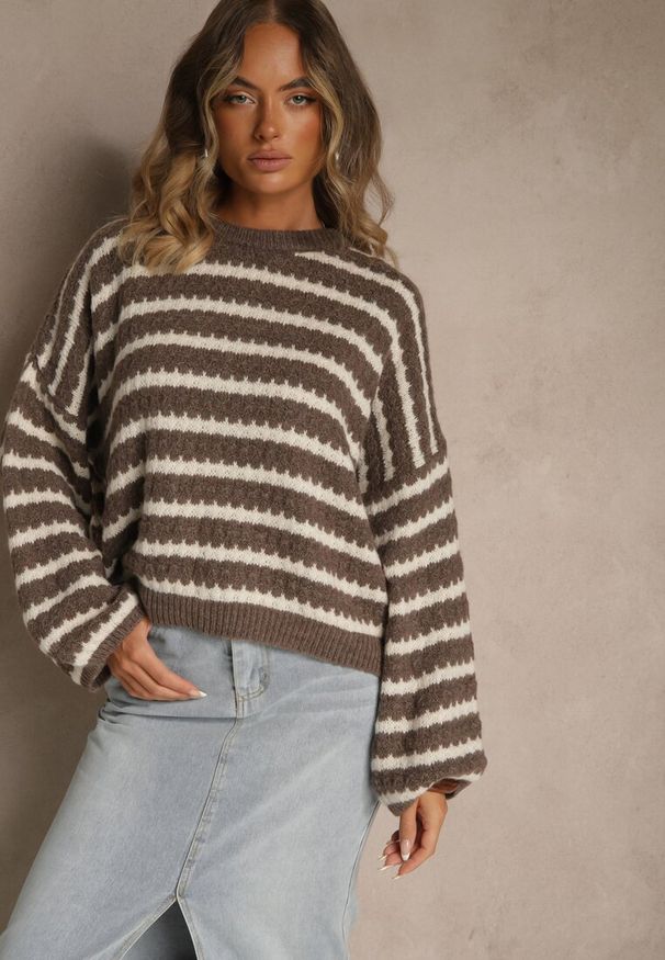 Renee - Brązowy Oversizowy Sweter w Paski z Dzianiny z Wełną i Wiskozą Aventole. Okazja: na co dzień. Kolor: brązowy. Materiał: wełna, wiskoza, dzianina. Wzór: paski. Styl: elegancki, casual, klasyczny