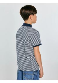 Big-Star - Koszulka chłopięca polo w paski granatowa Fiker 403. Typ kołnierza: polo. Kolor: niebieski. Materiał: dzianina. Długość rękawa: krótki rękaw. Długość: krótkie. Wzór: paski. Styl: klasyczny, sportowy #6