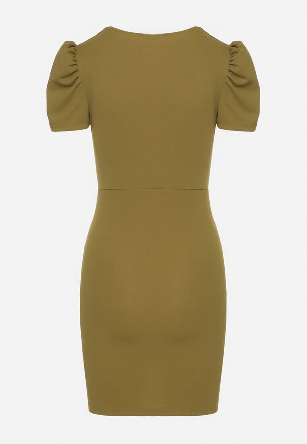 Born2be - Jasnozielona Dopasowana Sukienka z Kopertowym Dekoltem Hallimea. Okazja: na imprezę. Typ kołnierza: dekolt kopertowy. Kolor: zielony. Wzór: aplikacja. Typ sukienki: kopertowe. Styl: klasyczny, elegancki