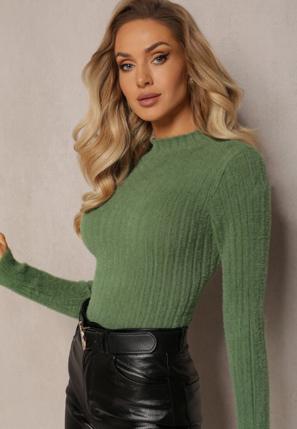 Renee - Zielony Prążkowany Sweter z Wełną i Dłuższym Włosiem Izarina. Kolor: zielony. Materiał: wełna, prążkowany. Długość: długie
