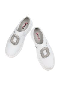 Białe Sneakersy Artiker Modne Wsuwane Obuwie Damskie. Okazja: na co dzień. Zapięcie: bez zapięcia. Kolor: biały. Materiał: guma, skóra. Wzór: aplikacja #7