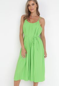 Born2be - Zielona Plisowana Sukienka Midi ze Sznurkiem w Talii Eidas. Kolor: zielony. Materiał: tkanina, materiał. Długość rękawa: na ramiączkach. Sezon: lato. Długość: midi #1