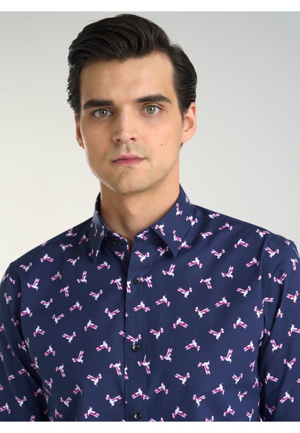 Pako Lorente - PAKO LORENTE – Granatowa koszula w kolibry. Okazja: na co dzień. Kolor: niebieski. Materiał: bawełna, jeans, elastan. Styl: casual