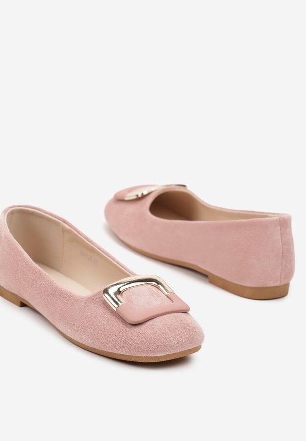 Renee - Różowe Casualowe Balerinki na Płaskiej Podeszwie z Metaliczną Aplikacją Chrissti. Okazja: na co dzień. Nosek buta: okrągły. Kolor: różowy. Materiał: jeans. Wzór: aplikacja. Sezon: wiosna, lato. Obcas: na płaskiej podeszwie. Styl: casual