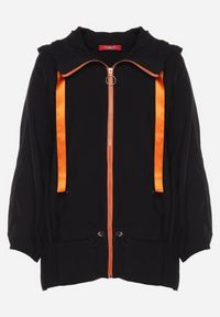 Born2be - Czarna Kurtka Jednorzędowa z Bawełną Kapturem i Wstążką Zakończona Ściągaczem Martinis. Okazja: na co dzień. Kolor: czarny. Materiał: bawełna. Wzór: aplikacja. Styl: casual, elegancki, klasyczny #7