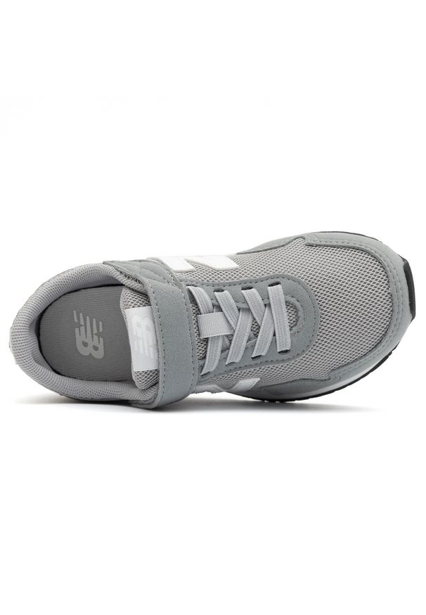 Buty dziecięce New Balance PV323GR – szare. Okazja: na co dzień, na uczelnię. Kolor: szary. Materiał: syntetyk, materiał. Szerokość cholewki: normalna