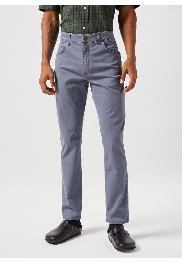 Wrangler - WRANGLER MĘSKIE SPODNIE MATERIAŁOWE LARSTON TURBULENCE 112351260 W18S017990. Materiał: materiał
