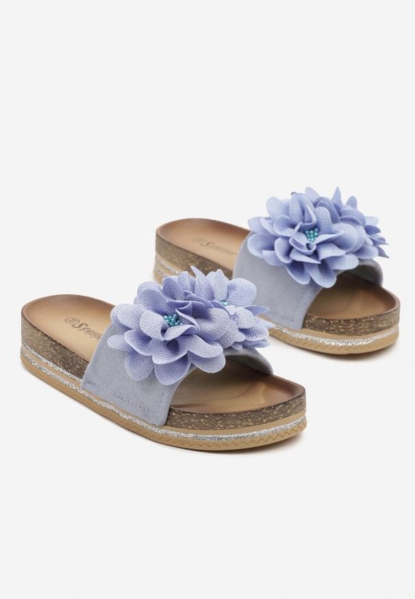 Born2be - Niebieskie Klapki z Ozdobnymi Kwiatami 3D Andrives. Okazja: na plażę, na spacer. Kolor: niebieski. Wzór: kwiaty. Sezon: lato. Obcas: na obcasie. Styl: elegancki, klasyczny. Wysokość obcasa: niski