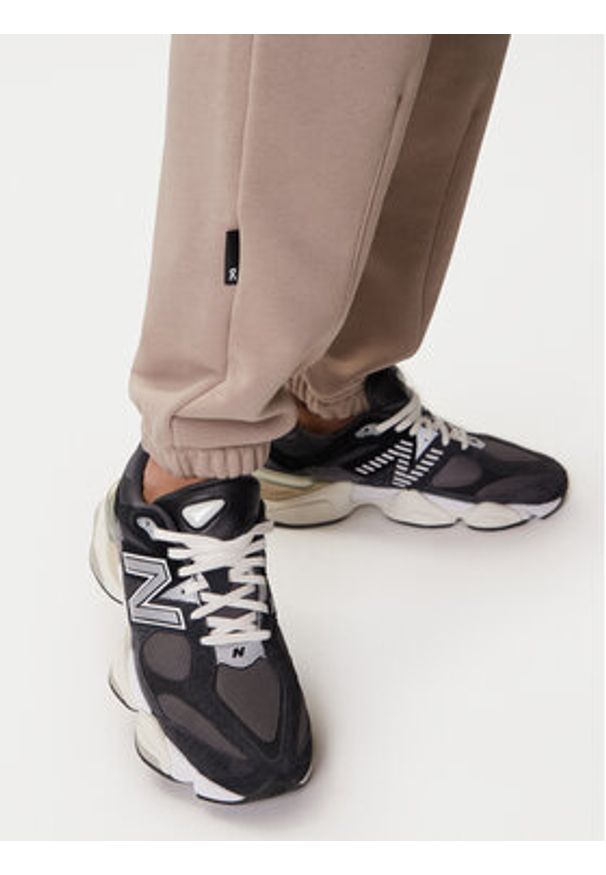 On Spodnie dresowe Club Pants 1ME1004 Beżowy Relaxed Fit. Kolor: beżowy. Materiał: bawełna