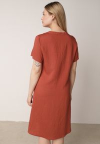 Born2be - Pomarańczowa Wiskozowa Sukienka o Pudełkowym Kroju z Dekoltem V z Guzikami Berborin. Okazja: na co dzień, do pracy. Kolekcja: plus size. Kolor: pomarańczowy. Materiał: wiskoza. Typ sukienki: proste, dla puszystych. Styl: casual, klasyczny #3