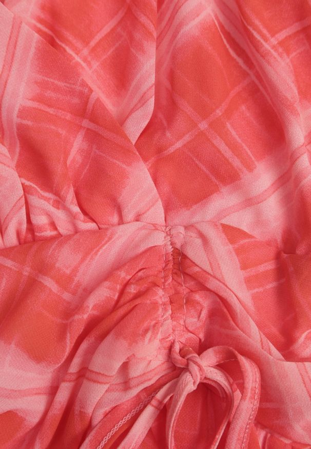 Born2be - Różowa Kopertowa Sukienka z Rozkloszowanym Dołem i Geometrycznym Wzorem Brizlea. Okazja: na co dzień, do pracy. Typ kołnierza: dekolt kopertowy. Kolor: różowy. Materiał: poliester. Wzór: geometria. Typ sukienki: kopertowe. Styl: casual, klasyczny