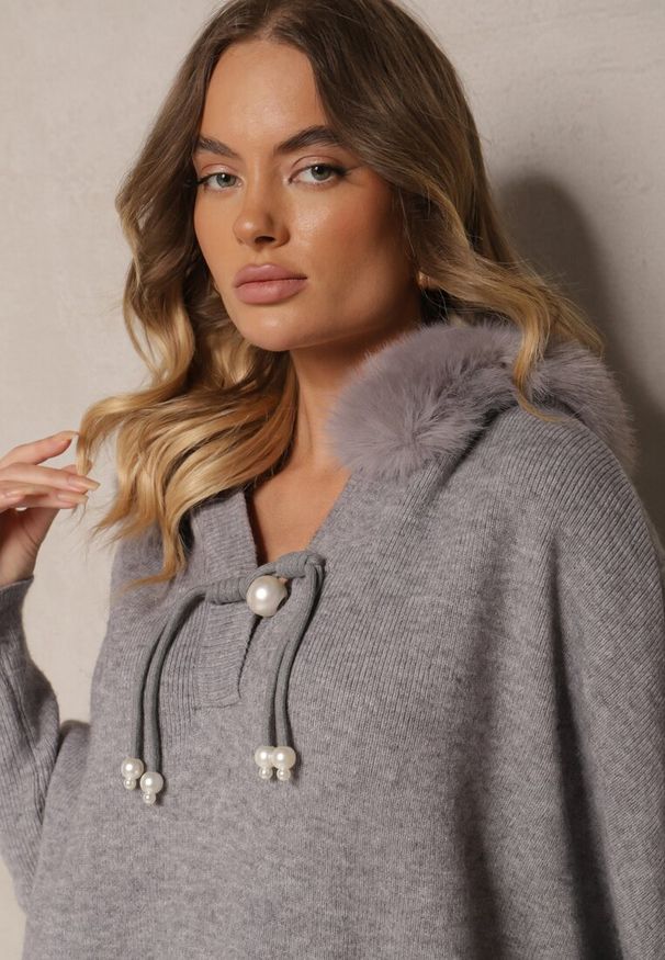 Renee - Szary Sweter o Kroju Nietoperza ze Sznurkiem Perełkami i Odpinanym Futerkiem Nomilora. Okazja: na co dzień. Kolor: szary. Materiał: futro. Długość rękawa: długi rękaw. Długość: długie. Wzór: aplikacja. Styl: casual, elegancki