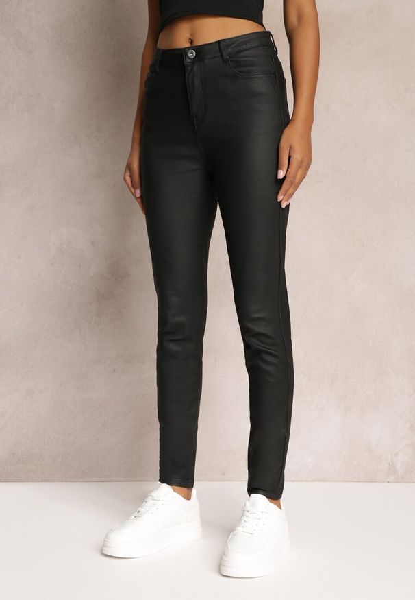 Renee - Czarne Casualowe Spodnie Skinny o Modelującym Fasonie Elovi. Okazja: na co dzień. Kolor: czarny. Materiał: skóra. Styl: casual