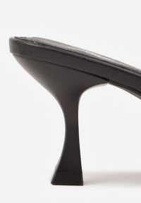 Renee - Czarne Klapki Peep Toe na Niskiej Szpilce Carinatia. Okazja: na co dzień. Nosek buta: otwarty. Kolor: czarny. Materiał: jeans. Styl: casual, elegancki #6