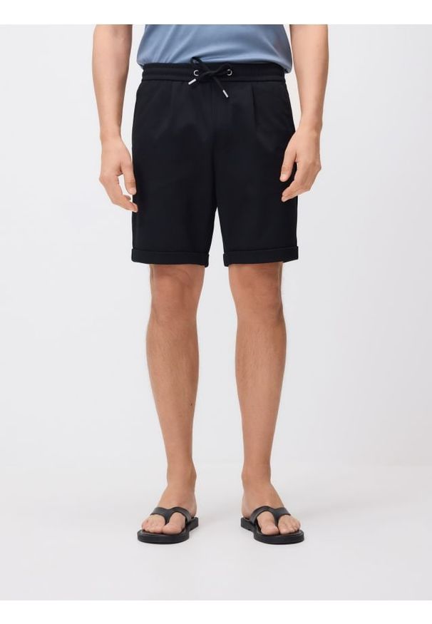 Reserved - Szorty regular fit - czarny. Kolor: czarny. Materiał: dzianina, włókno