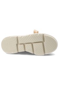Sneakersy damskie Karino, platformowa podeszwa sznurowanie ozdobne wstążki masywna forma miękka wyściółka, beżowe, 5829/022-P. Zapięcie: sznurówki. Kolor: beżowy. Materiał: jeans, skóra. Obcas: na platformie. Styl: elegancki, klasyczny, sportowy #4