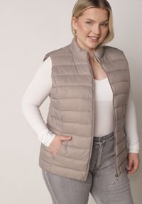 Born2be - Beżowa Pikowana Kamizelka Przejściowa ze Stójką Edanwen. Typ kołnierza: kołnierzyk stójkowy. Kolekcja: plus size. Kolor: beżowy. Materiał: jeans, nylon. Styl: klasyczny #1