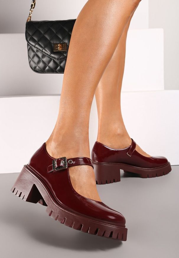 Born2be - Bordowe Półbuty na Obcasie i Platformie z Tłoczeniem w Stylu Mary Jane Evalda. Okazja: do pracy. Zapięcie: sprzączka. Kolor: czerwony. Materiał: jeans. Sezon: wiosna, lato. Obcas: na obcasie. Styl: retro. Wysokość obcasa: średni