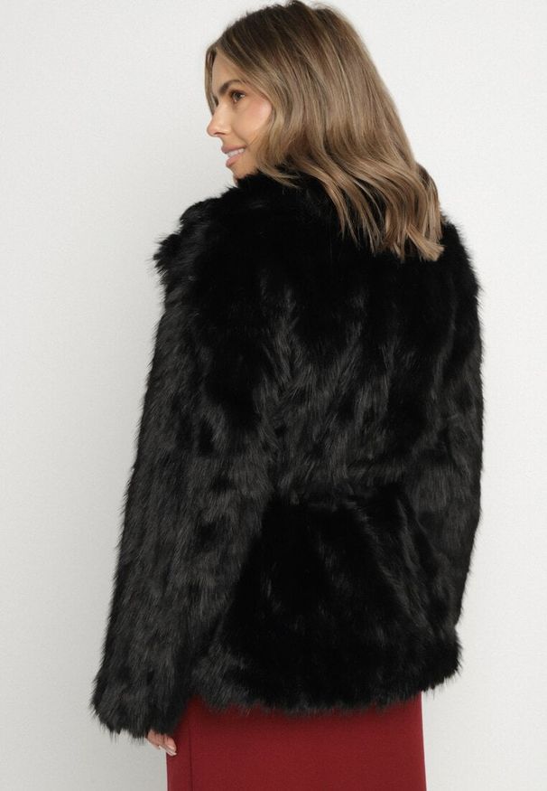 Born2be - Czarna Elegancka Kurtka Futerko z Paskiem z Klamrą Gonne. Okazja: na co dzień, na imprezę, na spacer. Kolor: czarny. Materiał: futro. Styl: elegancki