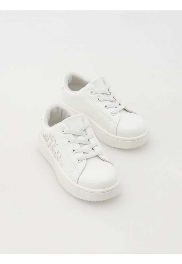 Reserved - Sneakersy z aplikacją - biały. Kolor: biały. Materiał: materiał, skóra. Wzór: aplikacja. Styl: sportowy