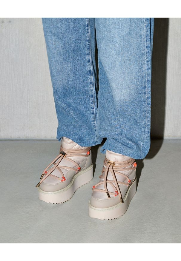 Inuikii - INUIKII TECHNICAL PLATFORM Śniegowce damskie. Okazja: na co dzień. Wysokość cholewki: przed kolano. Kolor: beżowy. Materiał: materiał, wełna. Szerokość cholewki: normalna. Sezon: zima. Obcas: na platformie. Styl: elegancki, casual