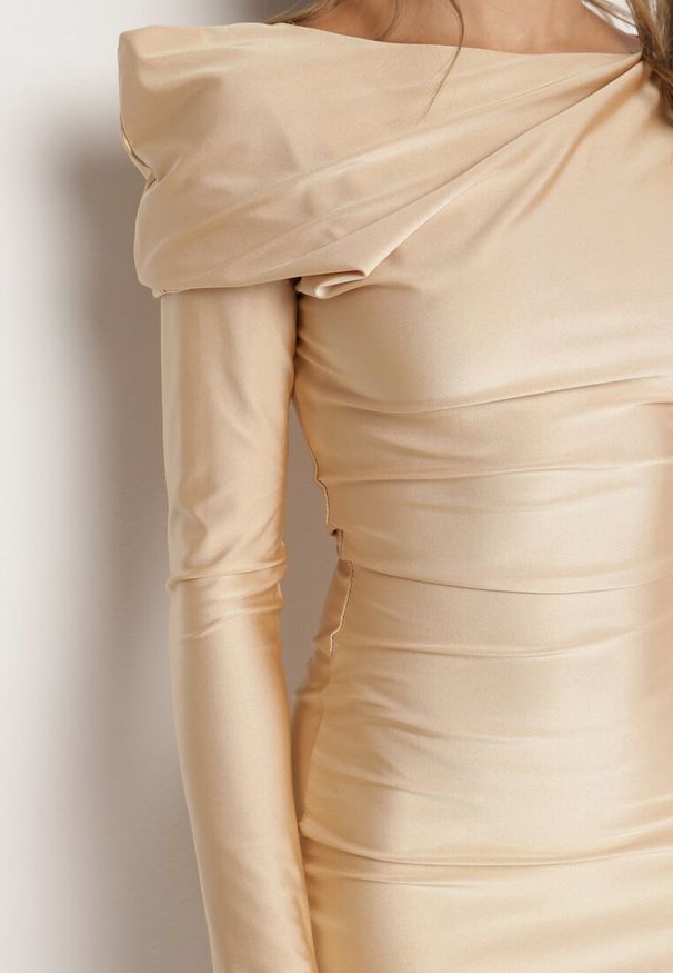 Born2be - Beżowa Dopasowana Sukienka z Rozcięciem i Asymetrycznym Dekoltem Ravielis. Okazja: na imprezę. Kolor: beżowy. Długość rękawa: długi rękaw. Typ sukienki: asymetryczne. Styl: elegancki, klasyczny