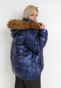 Born2be - Granatowa Kurtka Barbedeia. Kolor: niebieski. Materiał: futro. Wzór: aplikacja #5