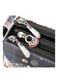 Pomarańczowa Oryginalna Listonoszka Damska Anekke Seria Alma. Kolor: pomarańczowy. Wzór: nadruk, napisy. Sezon: jesień. Dodatki: z breloczkiem. Styl: casual, elegancki, klasyczny. Rodzaj torebki: na ramię #9