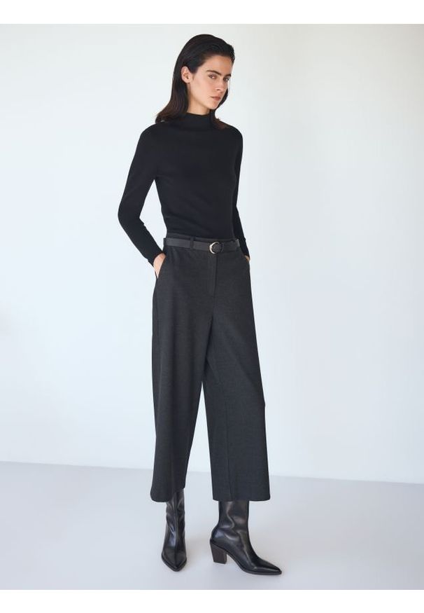 Reserved - Spodnie culotte z paskiem - czarny. Kolor: czarny. Materiał: wiskoza, tkanina