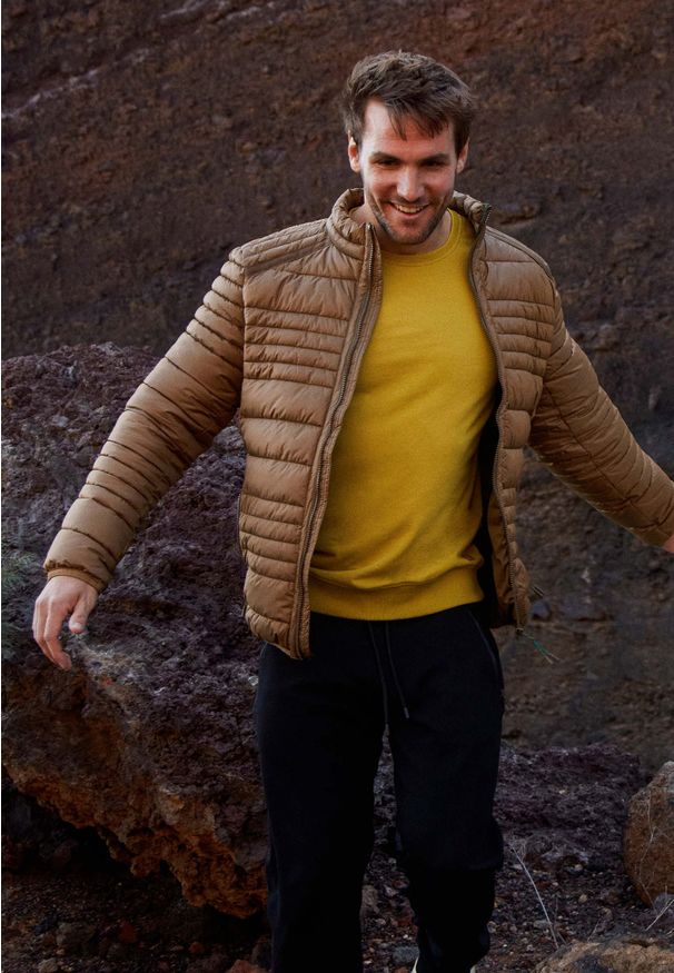 Volcano - Pikowana kurtka męska J-BARTLEY. Okazja: na co dzień. Typ kołnierza: kołnierzyk stójkowy. Materiał: poliester, włókno, nylon, materiał. Wzór: kolorowy. Styl: casual