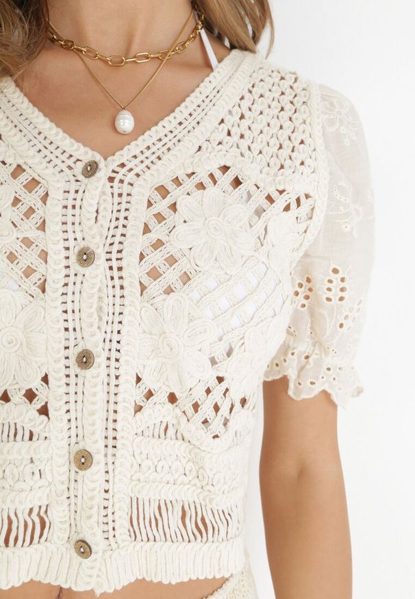 Born2be - Beżowa Szydełkowa Bluzka z Haftowanymi Rękawami z Bawełny Iyanani. Kolor: beżowy. Materiał: bawełna. Wzór: haft. Sezon: wiosna, lato